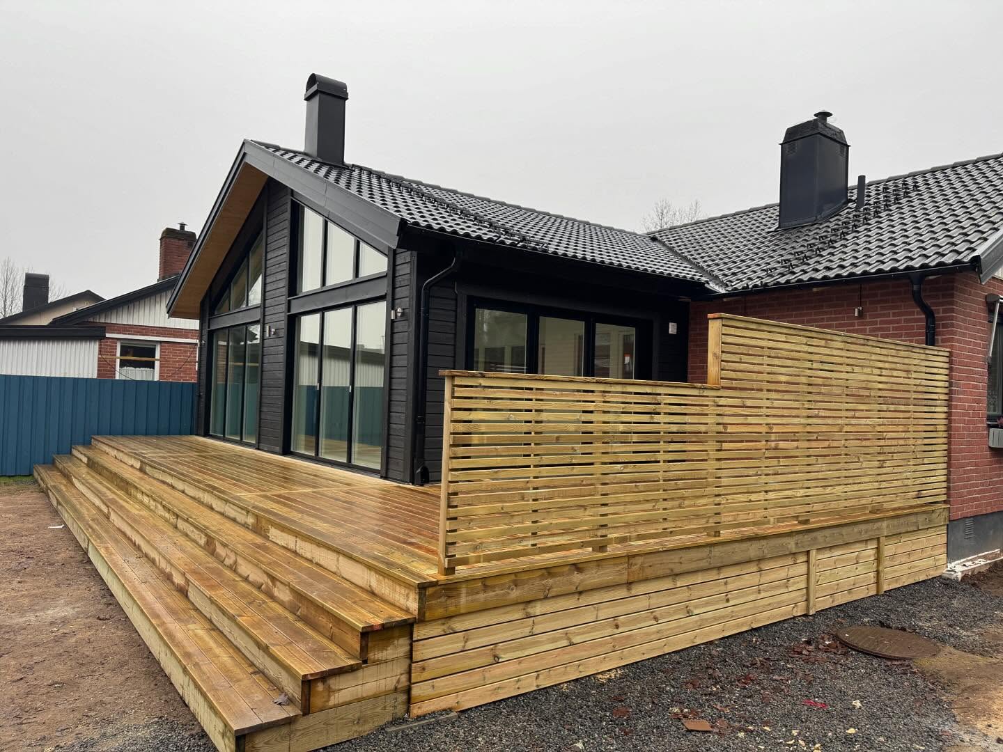 Färdig tillbyggnad och altan från Bygg 1 Bredaryd AB